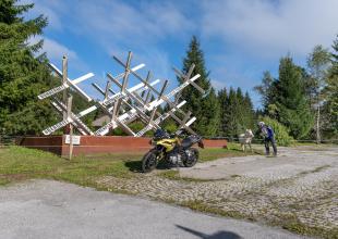 Ausstellung von dem Bunkermuseum auf dem Wuzenpass, mit Motorrad im Vordergrund.jpg