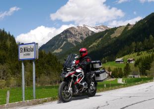 Motorradfahrer auf dem Sölkpass, welcher in den Ort St. Nikolai fährt