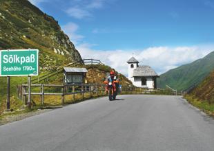 Motorradfahrer auf der Passhöhe vom Sölkpass