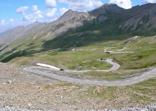 Seite 322  2006-07-26 Urlaub Frz.Alpen 0999-1001 APS kugel INdhs Col de Agnel Blick zur Westrampe.jpg