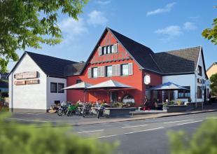 15924 Motorrad Hotel Beim Holzschnitzer in der Eifel 2.jpg