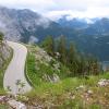 Kehre der Loser Panoramastraße, mit Blick auf einen See und umliegende Berge