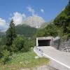 Tunnel des Plöckenpass, umgeben vom Bergen und Bäumen