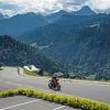 Motorradfahrer auf dem Faschinajoch, mit Wäldern und Bergen im HIntergrund.jpg
