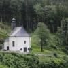 Pass Lueg mit Blick auf eine Kirche im Wald