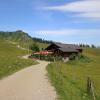 Postalm, an der Postalmstraße, umgeben von grünen Wiesen