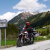 Motorradfahrer auf dem Sölkpass, welcher in den Ort St. Nikolai fährt