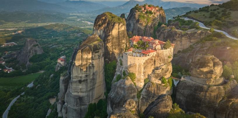 Klöster auf den Gipfeln von gigantischen Felsformationen in Meteora, Griechenland, bei Sonnenuntergang