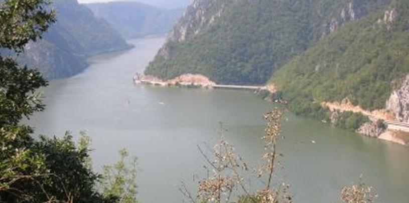 Blick von einem Aussichtspunkt auf die Donau, die sich durch ein Tal mit steilen, bewaldeten Hängen schlängelt