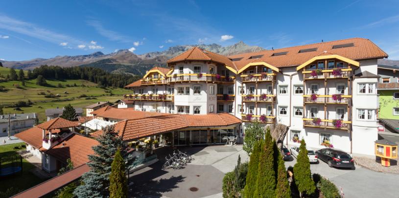12073 Motorrad Hotel Post in Tirol.jpg