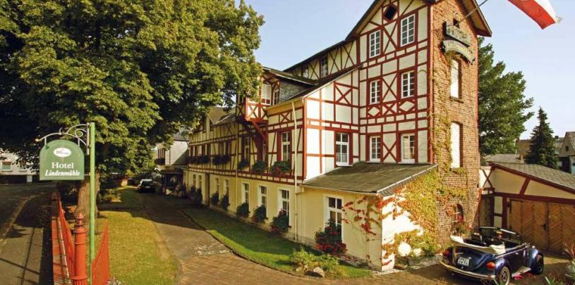 14351 Motorrad Hotel Garni Lindenmühle in der Eifel.jpg