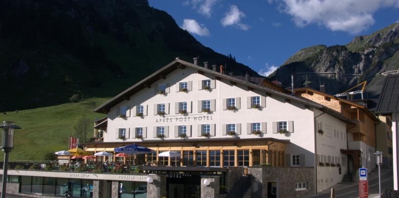 13857 Motorrad Hotel Après Post im Voralberg.jpg