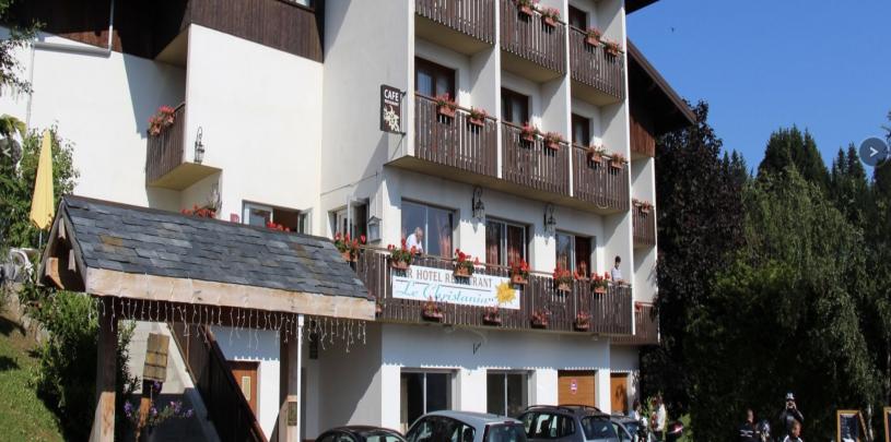 20669 Biker Hotel La Christania in den Französischen Alpen.jpg