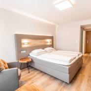 30669 BikerHotel Das Walchsee Tirol Zimmer.jpg