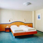 30734 Biker Hotel Jacoby Luxemburg Zimmer.jpg