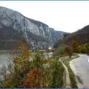 Straße entlang der Donau im Donaudurchbruch, umgeben von steilen Felswänden und herbstlicher Vegetation