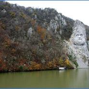 Felsbild an der Donau von König Deceballus eingemeißelt in die Felswand am Flussufer, umgeben von herbstlichen Bäumen