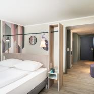 30980 elaya-hotel-stuttgart-ludwigsburg-superior-doppelzimmer-bett.jpg