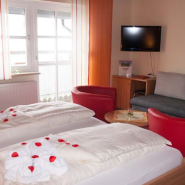 30977 Hotel am Berg Zimmer.jpg