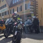 Motorradgruppe vor dem Haus 2.jpg